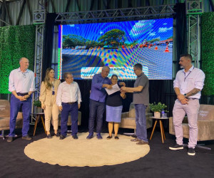 Durante a Indumóveis, Prefeitura entrega matrículas de 99 unidades habitacionais Durante a Indumóveis, Prefeitura entrega matrículas de 99 unidades habitacionais