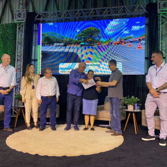 Durante a Indumóveis, Prefeitura entrega matrículas de 99 unidades habitacionais