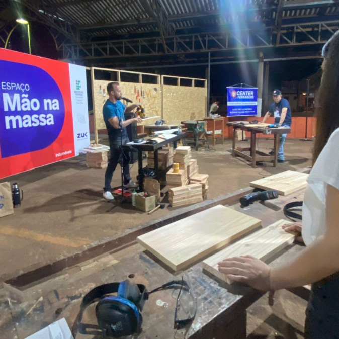 Iniciam as oficinas de marcenaria no Espaço Mão na Massa da Indumóveis